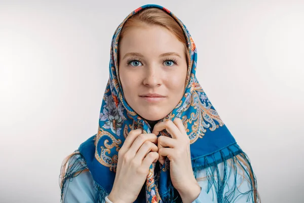 Ein schönes Mädchen mit Ingwerhaaren trägt ein blaues Kopftuch — Stockfoto