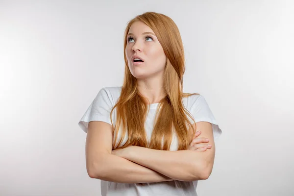 Goed uitziende meisje is beledigd op de woorden van haar vrienden — Stockfoto