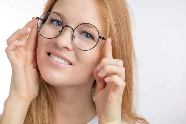 Jeune étudiant beau gingembre portant des lunettes à la mode et T-shirt . — Photo