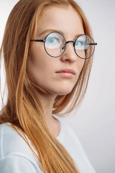 Nahaufnahme von der Seite aufgenommen. Ein ernstes nachdenkliches Mädchen, das in die Kamera schaut — Stockfoto