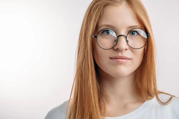 Un nerd guapo con gafas redondas — Foto de Stock