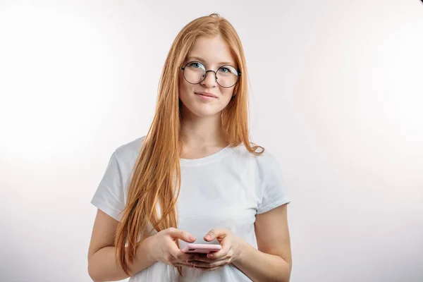 Modelo sonriente agradable usando WI-FI — Foto de Stock