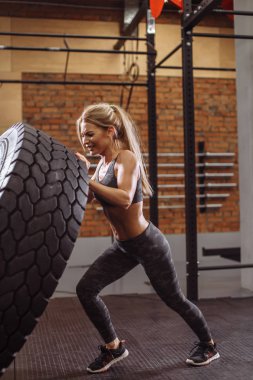 kaslı kadın vücut geliştirmeci onu konsantre eğitim. Fitness sınıfı