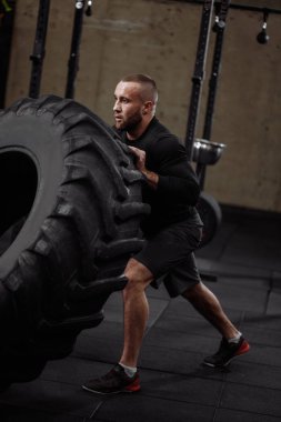 su kuyusu-yapılı vücut geliştirmeci eğitim üzerinde yoğunlaşmıştır