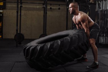 Genç acımasız adam threws çelik geçiriyor