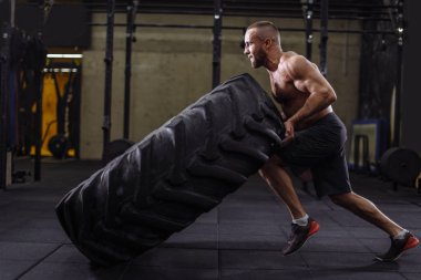 acımasız güçlü vücut geliştirmeci bir Ginness dünya rekoru yapmak istiyor