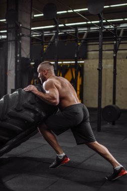 genç yetenekli adam vücut geliştirme yarışmaya katılan