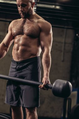 iddialı güçlü adam ağır sledhammer tutuyor. silah için egzersizler