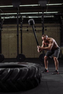 balyozla egzersiz kavramı. Çapraz Eğitim uygun.