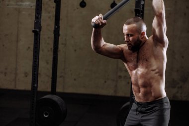 Boncuklu yakışıklı çekiçle vurmak için hazır