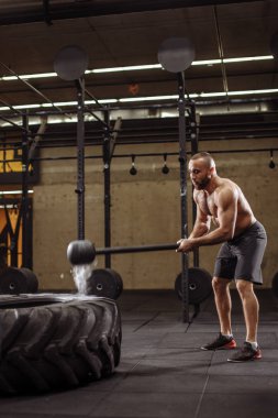 çekiç ile hugy lastik spor salonunda atölyesinde hitted oldu
