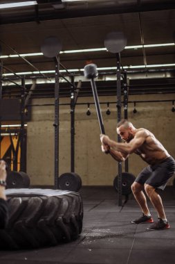 kameraya poz çekiç ile vücut geliştirmeci