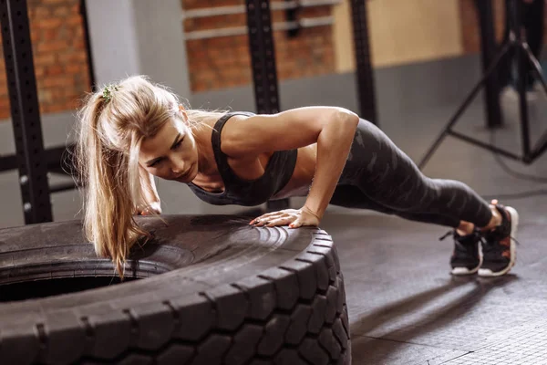 Working muscles . intense press up — Stock Photo, Image