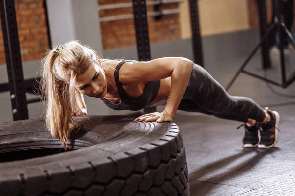 Travailler les muscles. presse intense vers le haut — Photo