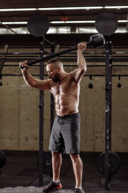 yan görünümü vurdu. çekici bir adam çekiç kaldırma