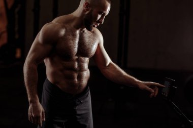 sportif delikanlı onun eğitim sonuçları bulmak için bölmeleri bakıyor