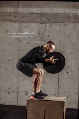 su kuyusu-yapılı genç adam yere atlayarak geçecek. bacaklar için yoğun egzersizler