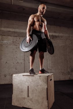 Ağırlık plakaları ile eğitimden sonra boğaz beden ile mutsuz sporcu