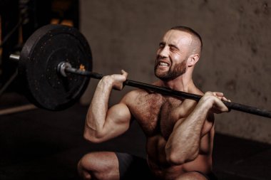 iddialı sporcu her ucunda bir halter dolu bir tabak kaldırma