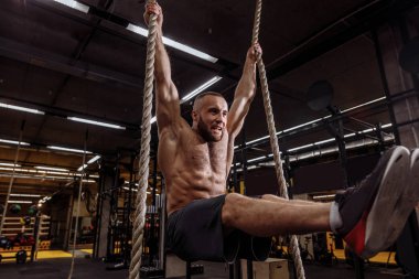 spor salonunda halatlar üzerinde sinirli sinirli uygun adam