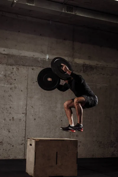 Atlama yapıyor güçlü sporcu spor salonunda çapraz kolları olan ağız kavgası — Stok fotoğraf