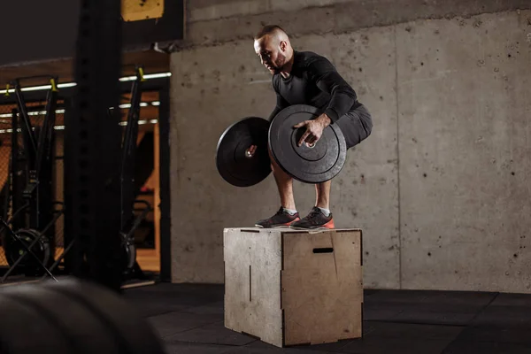 Bodybuilder agréable a peur de sauter sur le sol — Photo