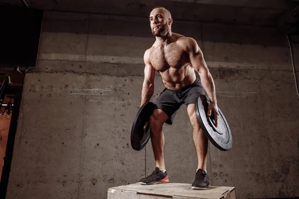 Goed uitziende man met barbell platen in grensoverschrijdende opleiding — Stockfoto