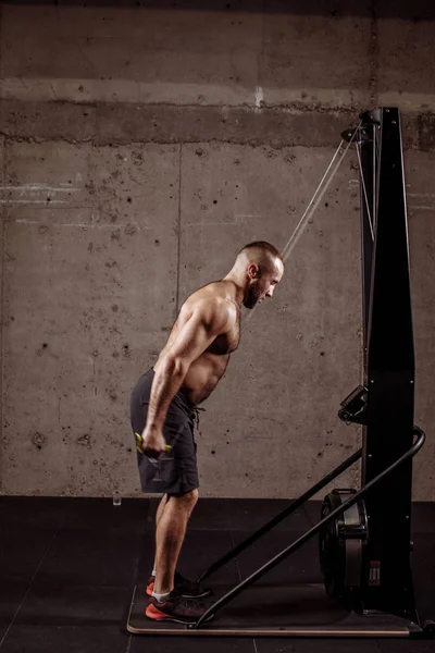 Naakt aan de taille fitness kerel ontwikkelt armen spieren — Stockfoto