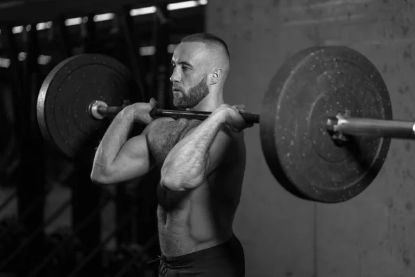 Foto em preto e branco. cross fit treinamento com barra — Fotografia de Stock