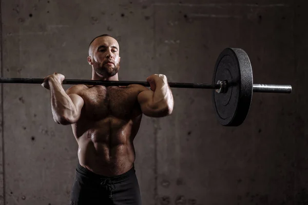Hombre fuerte en forma preparando concurso de levantamiento de pesas — Foto de Stock