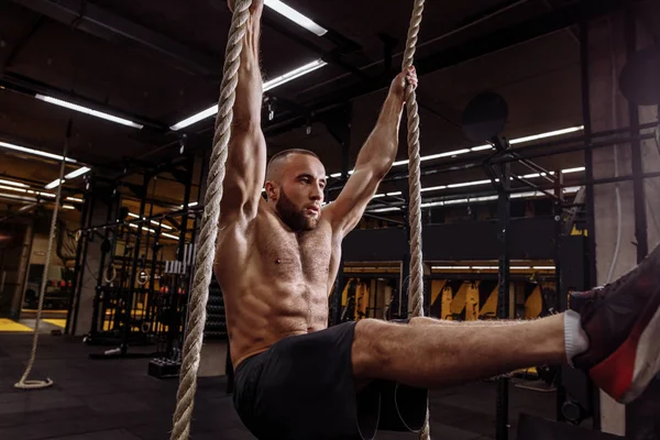 Exercícios de fitness em cordas .making corpo ideal — Fotografia de Stock