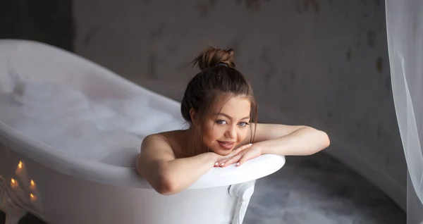 Chica atractiva con cabello castaño disfrutando de su tiempo libre en el salón de spa — Foto de Stock