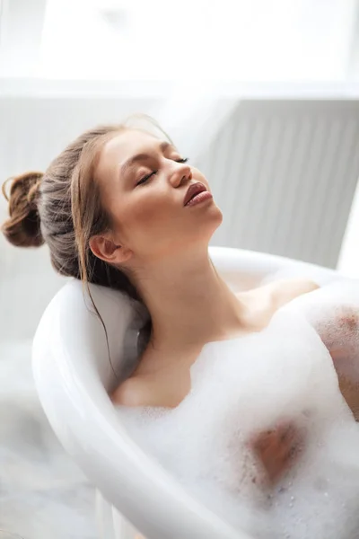 Modelo de boa aparência com cabelo castanho tendo relaxar no salão de spa — Fotografia de Stock