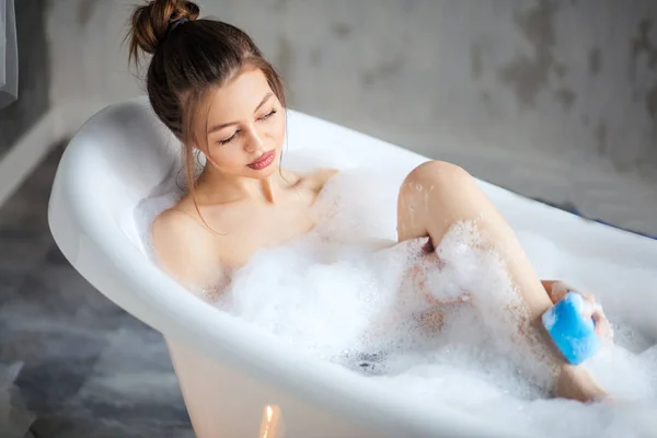 Agradable mujer tomando baño después de encerar —  Fotos de Stock