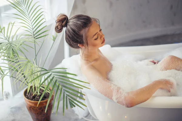 Chica glamorosa descansando en el centro de spa — Foto de Stock