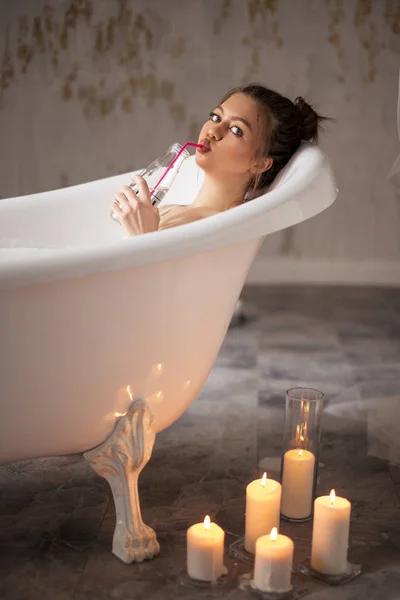 Hermosa chica slogging abajo en el baño con espuma —  Fotos de Stock