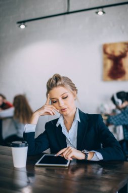 Kahve içme ve tablet bir kafede kullanma işkadını