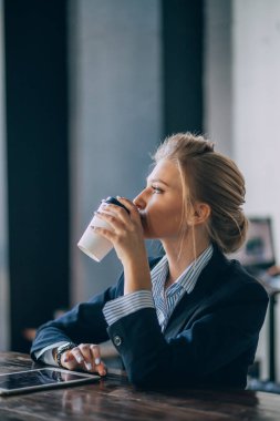 modern iç kafede çay içme zarif ofis çalışanı