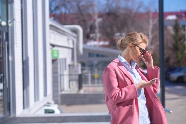 güzel güzel kız sokakta bir telefon görüşmesi yapma