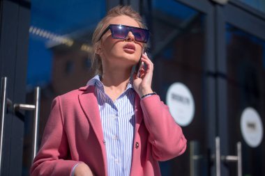 Konferans aramasý sahip genç güzel kadın.