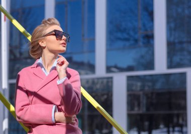 Genç kadın bir kenara seyir mükemmel görünüm