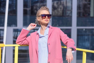 basamakta bir dinlenme sahip genç moda kadın