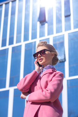 Genç Usta kız iş ortakları ile konuşmak