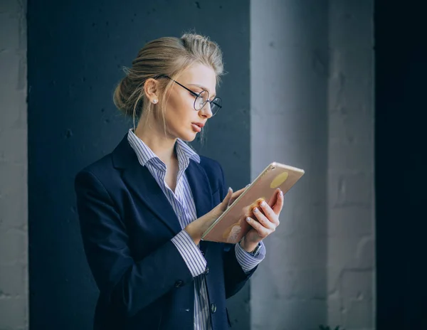 Ehrgeizige Frau führt ein Unternehmen — Stockfoto