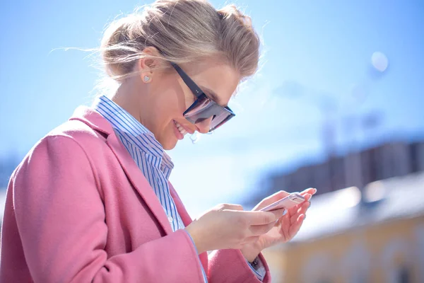 Stäng upp sida Visa foto av elegant kvinna läser en massage från mobilen — Stockfoto