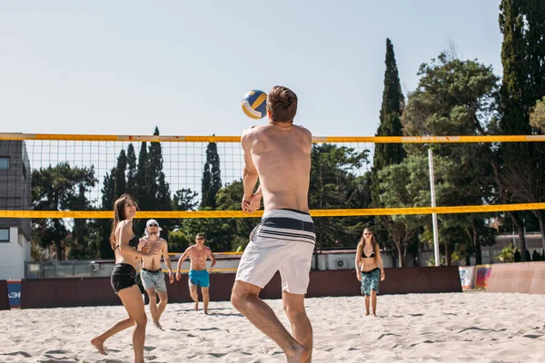 Ruhegruppe spielt Volleyball auf dem Beachcourt — Stockfoto