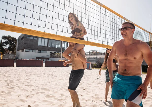 Siatkówka plaża męski gracz przygotowuje się do służenia piłkę na boisku plaży. — Zdjęcie stockowe