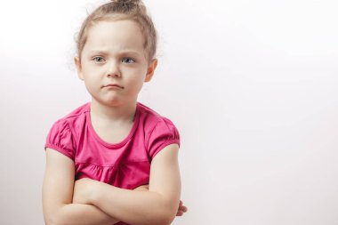mutsuz güzel zencefil kız çapraz kolları olan anlaşmazlık dile getiriyor. beden dili