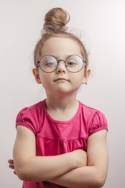 küstah Kızıl saçlı kız. Akıllı kız okul oyun oynuyor.