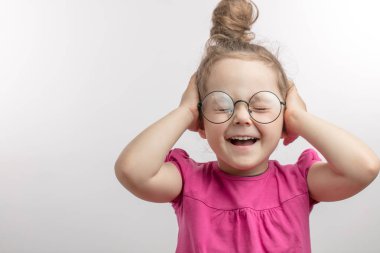 gergin zencefil kız isclosing elleriyle kulaklarını